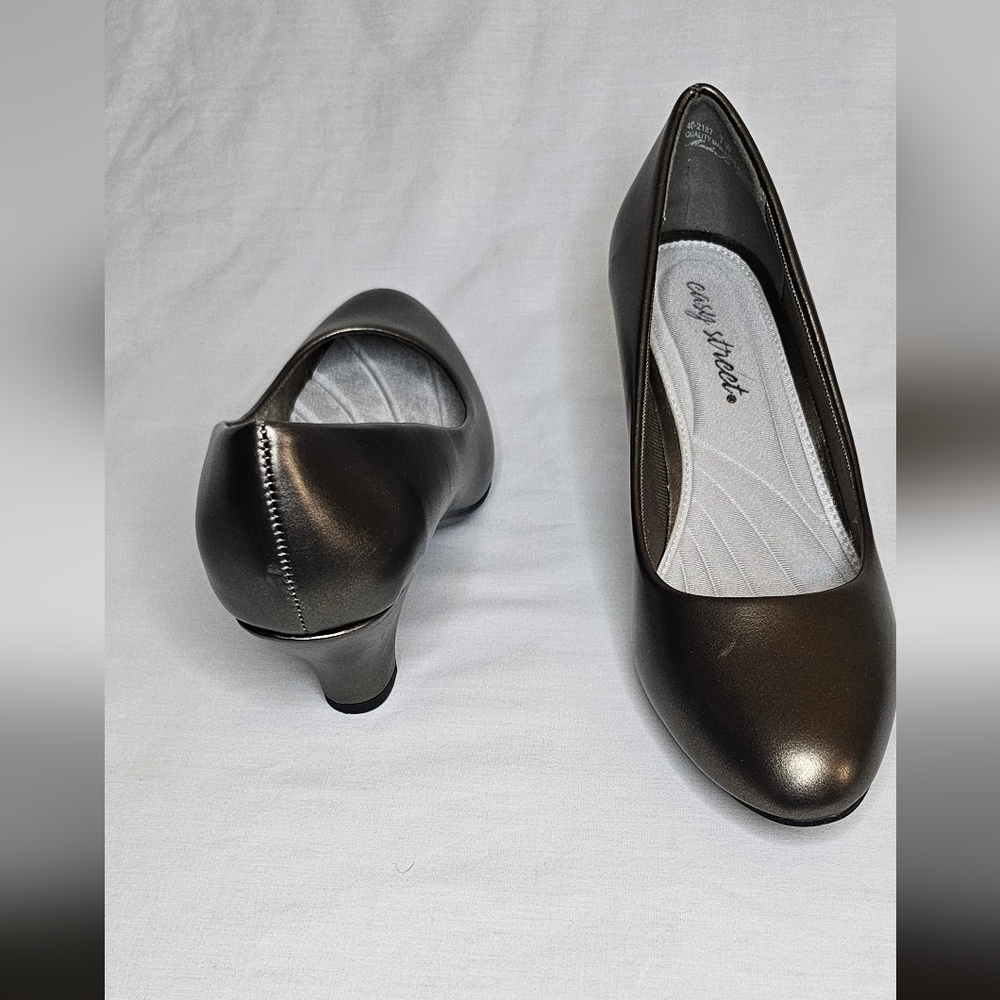 Easy Street Fabulous Pewter Pumps Kitten Cone Heel Shoes - Women’s Size 7